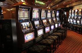 gold live slot game interface showing reels and paylines on mobile screen